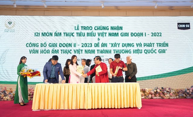 chin-su-dong-h224nh-c249ng-vcca-dua-van-h243a-am-thuc-viet-nam-th224nh-thuong-hieu-quoc-gia_4.jpg chin-su-dong-h224nh-c249ng-vcca-dua-van-h243a-am-thuc-viet-nam-th224nh-thuong-hieu-quoc-gia_4.jpg