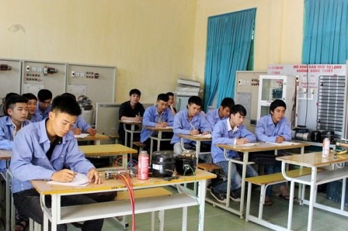 Chờ hướng dẫn để khai thông học nghề