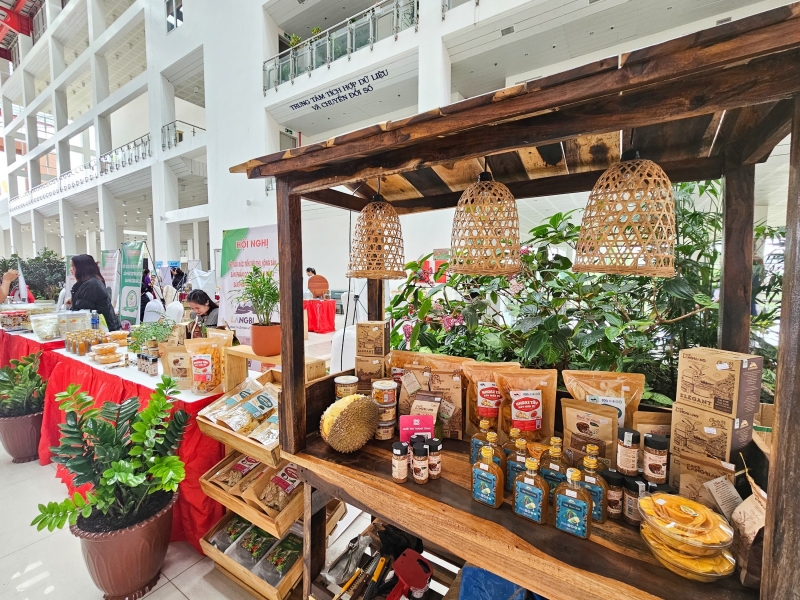 Sản phẩm OCOP trưng bày tại triển lãm Hội nghị Kết nối, xúc tiến tiêu thụ nông sản, sản phẩm OCOP (mỗi xã một sản phẩm) tỉnh Lâm Đồng