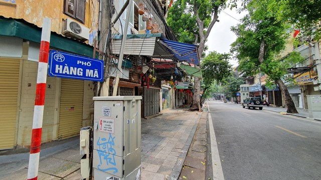 Chợ Trung thu Hàng Mã vắng tanh trong 'mùa dịch'