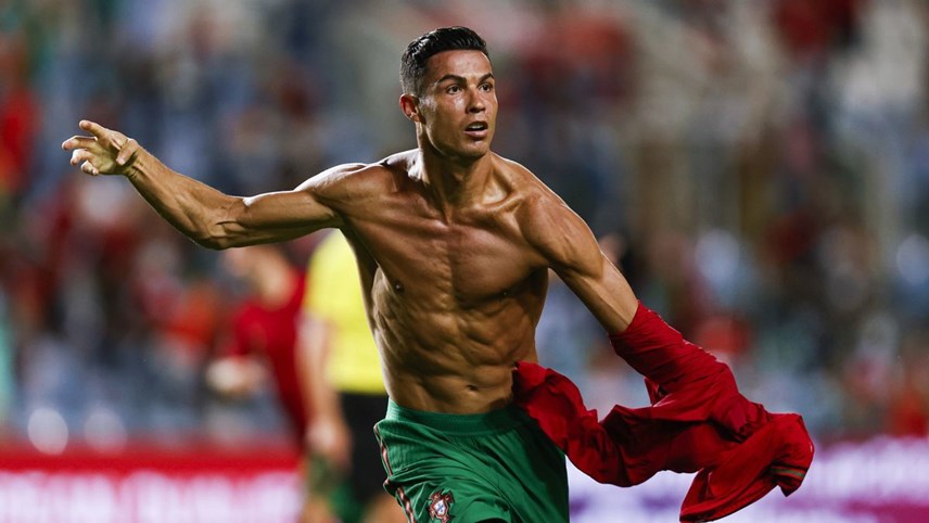 cho225ng-voi-gi225-v233-xem-ronaldo-d225-tran-ra-mat-cho-man-united-tang-gap-100-lan_1.jpg