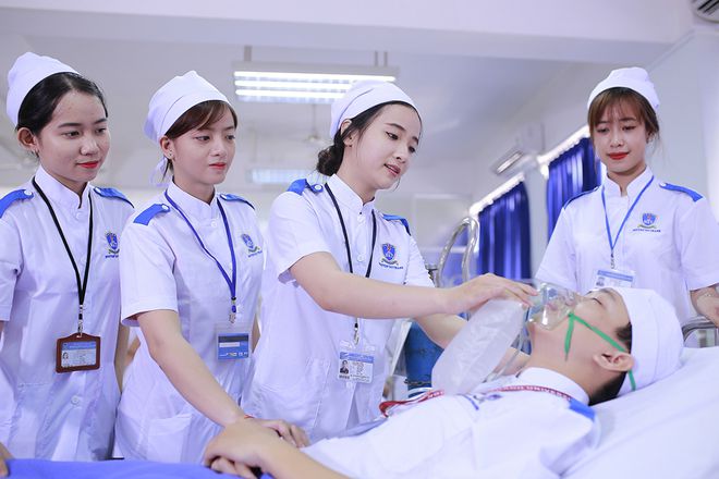 Sinh viên khối ngành sức khỏe luôn được chú trọng kỹ năng trong các giờ thực hành