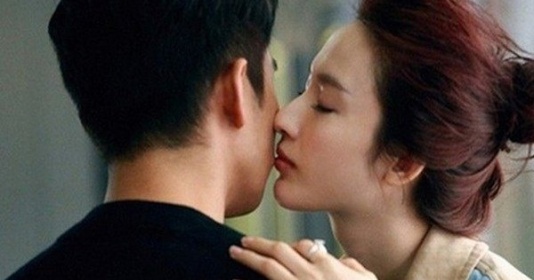 Chồng gọi nhầm tên bồ nhí trong cơn say, vợ khóc một mình không dám lên tiếng