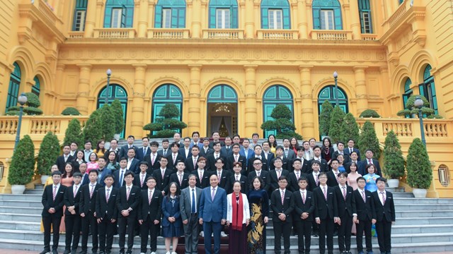 Chủ tịch nước trao Huân chương Lao động cho 17 học sinh đoạt giải Olympic quốc tế