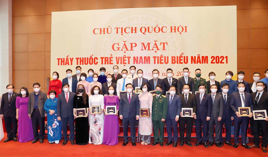 chu-tich-quoc-hoi-gap-mat-thay-thuoc-tre-ti234u-bieu-nam-2021_1.jpg