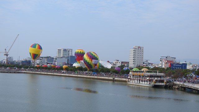 Chủ tịch TP Đà Nẵng và Hoa hậu Thế giới Việt Nam trải nghiệm bay khinh khí cầu