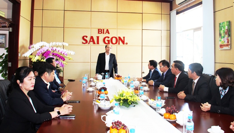 Chủ tịch UBND tỉnh Phạm Ngọc Nghị làm việc với Công ty Cổ phần Bia Sài Gòn - Miền Trung (Ảnh Kim Bảo)