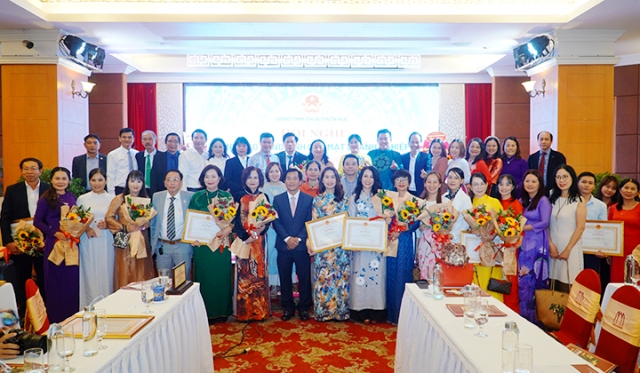 Chủ tịch UBND tỉnh Thừa Thiên Huế Nguyễn Văn Phương (đứng giữa- hàng đầu) chụp ảnh lưu niệm với các DN được khen thưởng Chủ tịch UBND tỉnh Thừa Thiên Huế Nguyễn Văn Phương (đứng giữa- hàng đầu) chụp ảnh lưu niệm với các DN được khen thưởng