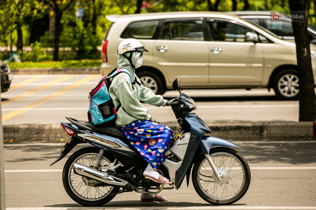 Chùm ảnh: Công nhân vật lộn với cái nóng hầm hập ở Sài Gòn, người đi đường mặc cả áo mưa tránh nắng - Ảnh 12. Chùm ảnh: Công nhân vật lộn với cái nóng hầm hập ở Sài Gòn, người đi đường mặc cả áo mưa tránh nắng - Ảnh 12.
