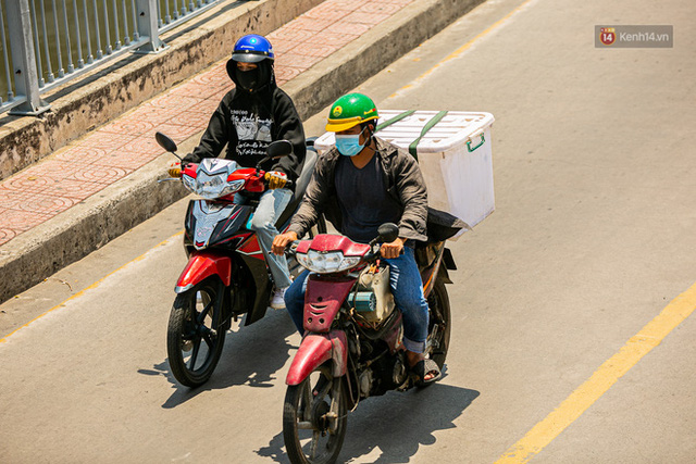 Chùm ảnh: Công nhân vật lộn với cái nóng hầm hập ở Sài Gòn, người đi đường mặc cả áo mưa tránh nắng - Ảnh 14. Chùm ảnh: Công nhân vật lộn với cái nóng hầm hập ở Sài Gòn, người đi đường mặc cả áo mưa tránh nắng - Ảnh 14.