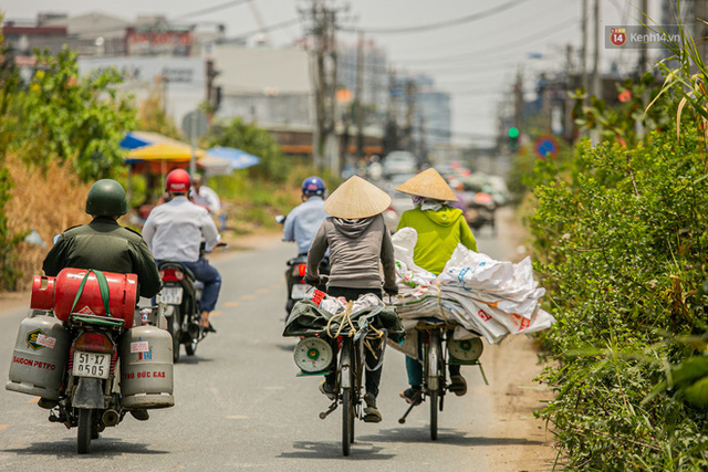 Chùm ảnh: Công nhân vật lộn với cái nóng hầm hập ở Sài Gòn, người đi đường mặc cả áo mưa tránh nắng - Ảnh 17. Chùm ảnh: Công nhân vật lộn với cái nóng hầm hập ở Sài Gòn, người đi đường mặc cả áo mưa tránh nắng - Ảnh 17.