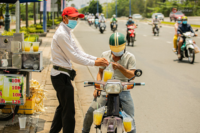 Chùm ảnh: Công nhân vật lộn với cái nóng hầm hập ở Sài Gòn, người đi đường mặc cả áo mưa tránh nắng - Ảnh 18. Chùm ảnh: Công nhân vật lộn với cái nóng hầm hập ở Sài Gòn, người đi đường mặc cả áo mưa tránh nắng - Ảnh 18.