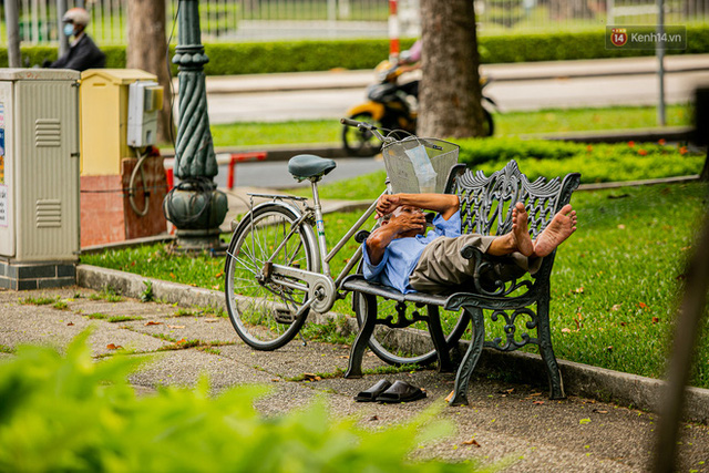 Chùm ảnh: Công nhân vật lộn với cái nóng hầm hập ở Sài Gòn, người đi đường mặc cả áo mưa tránh nắng - Ảnh 20. Chùm ảnh: Công nhân vật lộn với cái nóng hầm hập ở Sài Gòn, người đi đường mặc cả áo mưa tránh nắng - Ảnh 20.