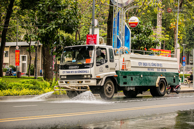 Chùm ảnh: Công nhân vật lộn với cái nóng hầm hập ở Sài Gòn, người đi đường mặc cả áo mưa tránh nắng - Ảnh 3. Chùm ảnh: Công nhân vật lộn với cái nóng hầm hập ở Sài Gòn, người đi đường mặc cả áo mưa tránh nắng - Ảnh 3.