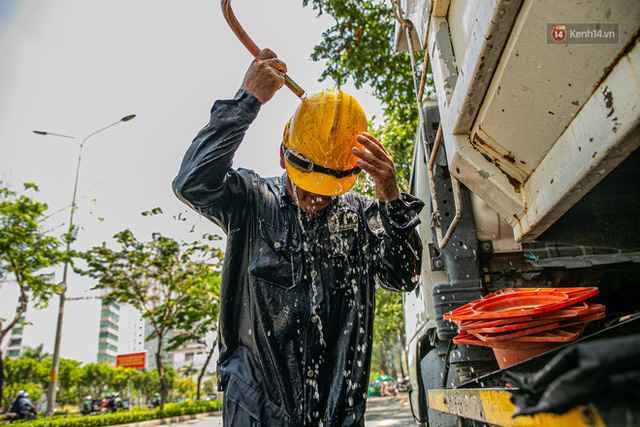 Chùm ảnh: Công nhân vật lộn với cái nóng hầm hập ở Sài Gòn, người đi đường mặc cả áo mưa tránh nắng - Ảnh 4. Chùm ảnh: Công nhân vật lộn với cái nóng hầm hập ở Sài Gòn, người đi đường mặc cả áo mưa tránh nắng - Ảnh 4.