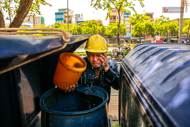 Chùm ảnh: Công nhân vật lộn với cái nóng hầm hập ở Sài Gòn, người đi đường mặc cả áo mưa tránh nắng - Ảnh 5. Chùm ảnh: Công nhân vật lộn với cái nóng hầm hập ở Sài Gòn, người đi đường mặc cả áo mưa tránh nắng - Ảnh 5.