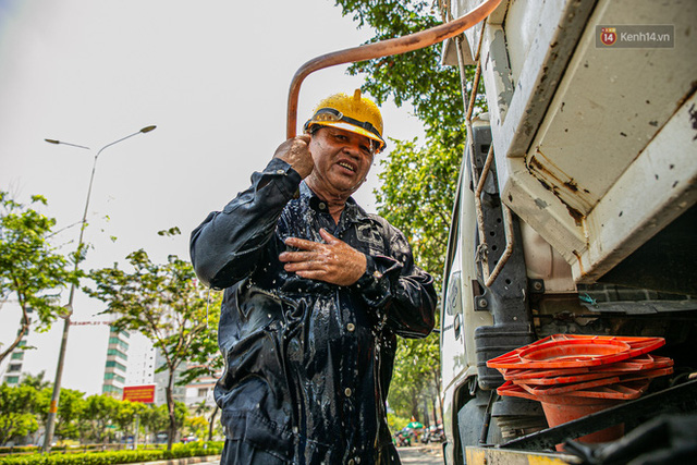 Chùm ảnh: Công nhân vật lộn với cái nóng hầm hập ở Sài Gòn, người đi đường mặc cả áo mưa tránh nắng - Ảnh 6. Chùm ảnh: Công nhân vật lộn với cái nóng hầm hập ở Sài Gòn, người đi đường mặc cả áo mưa tránh nắng - Ảnh 6.