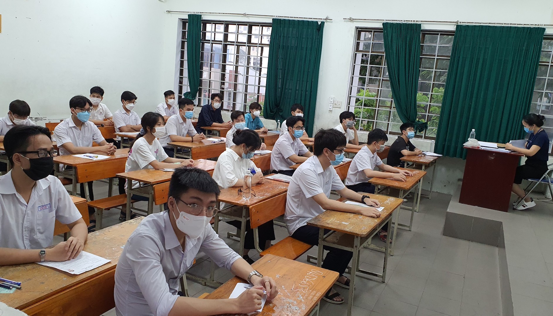 Chùm ảnh: Ngày đầu tiên kỳ thi tốt nghiệp THPT 2021