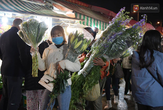 Chùm ảnh: Sáng sớm 30 Tết, biển người chen chân tại chợ hoa lớn nhất Hà Nội lựa mua hoa - Ảnh 4.