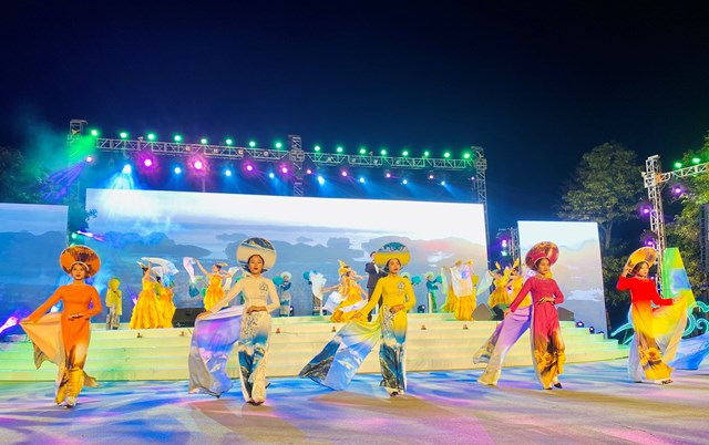 chuong-tr236nh-nghe-thuat-39vinh-ha-long-diem-hen-ky-quan-thi234n-nhi234n-the-gioi39_2.jpg chuong-tr236nh-nghe-thuat-39vinh-ha-long-diem-hen-ky-quan-thi234n-nhi234n-the-gioi39_2.jpg