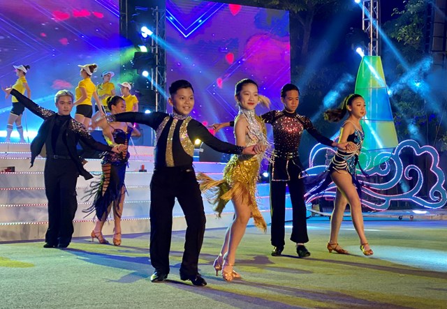 chuong-tr236nh-nghe-thuat-39vinh-ha-long-diem-hen-ky-quan-thi234n-nhi234n-the-gioi39_3.jpg chuong-tr236nh-nghe-thuat-39vinh-ha-long-diem-hen-ky-quan-thi234n-nhi234n-the-gioi39_3.jpg