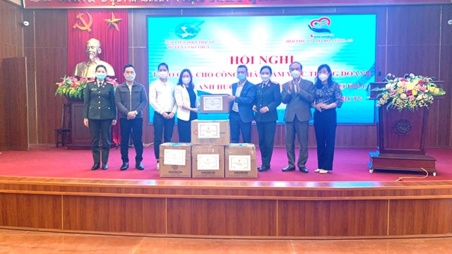 Chương trình ‘Yêu thương mùa Covid’ tặng quà tại tỉnh Nam Định