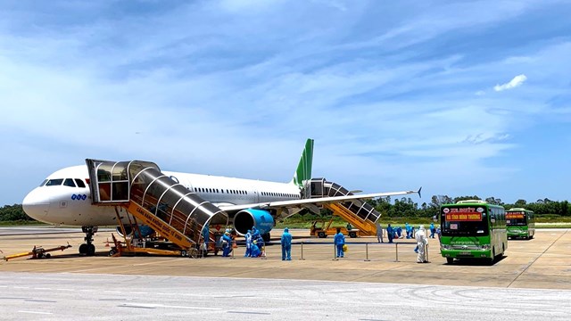 Chuyến bay đặc biệt đưa 190 công dân Hà Tĩnh từ vùng dịch về quê