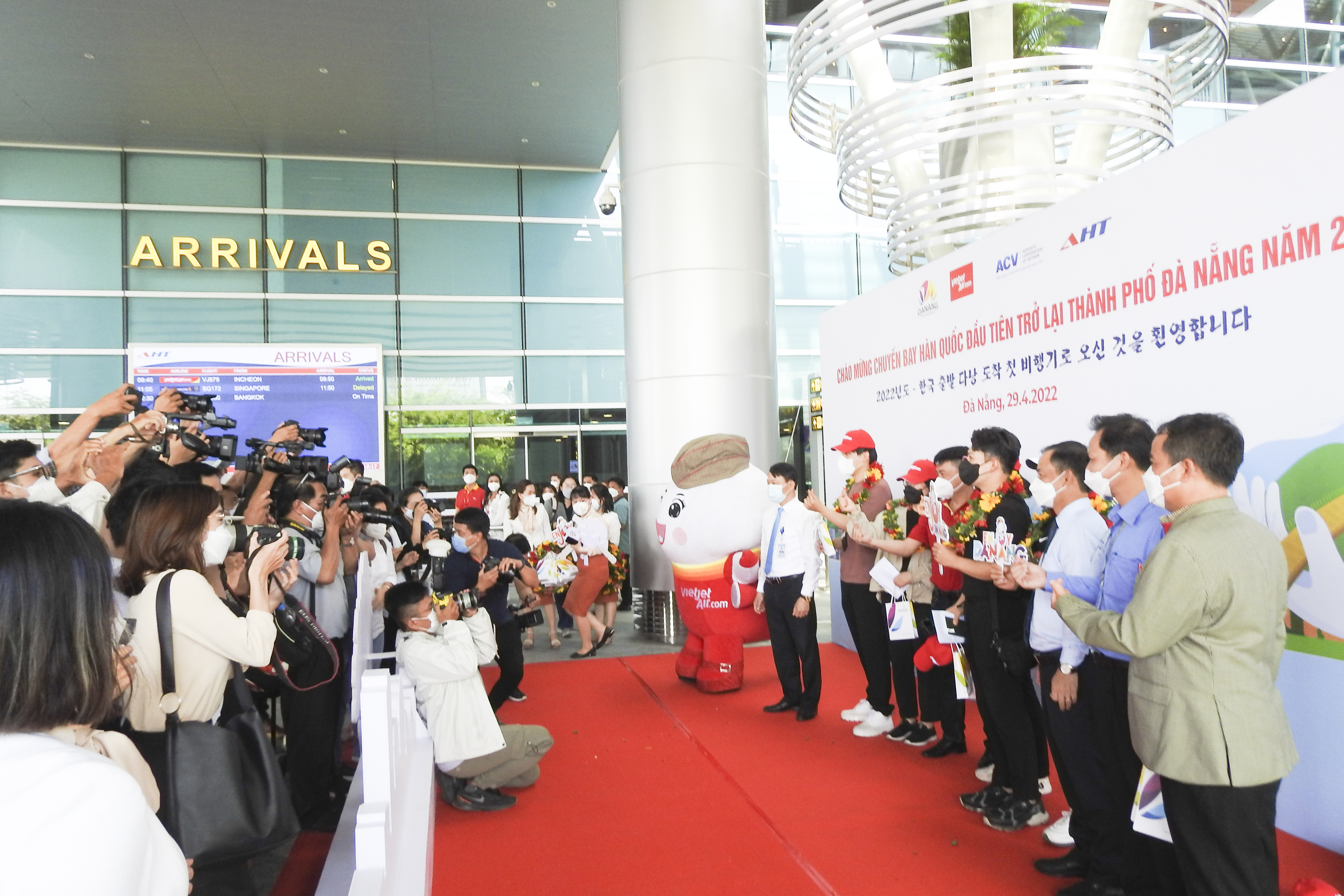 chuyen-bay-dau-ti234n-dua-kh225ch-tu-h224n-quoc-tro-lai-d224-nang_1.jpg chuyen-bay-dau-ti234n-dua-kh225ch-tu-h224n-quoc-tro-lai-d224-nang_1.jpg