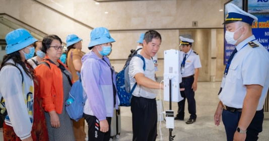 Chuyến bay quốc tế đầu tiên cùng 230 hành khách đến Nhà ga T2 - sân bay Phú Bài