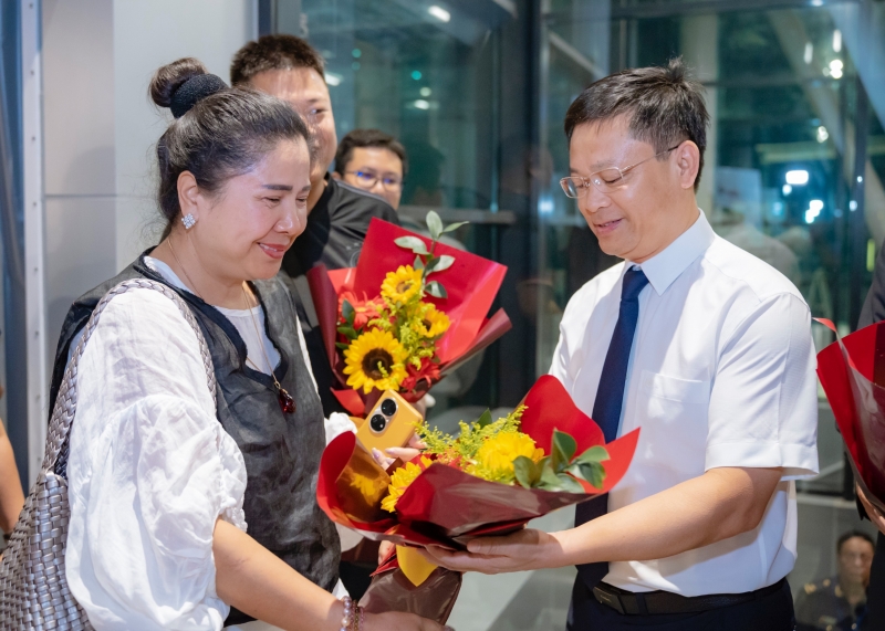 Ông Nguyễn Thanh Bình - Phó Chủ tịch Thường trực UBND tỉnh Thừa Thiên Huế chao đón, tặng hoa cho các vị khách quốc tế đầu tiên đến Huế qua Nhà ga T2
