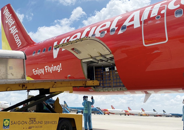 Chuyến bay Vietjet chở 200 máy thở cao cấp, hiện đại từ Đức đã hạ cánh - Ảnh 1.