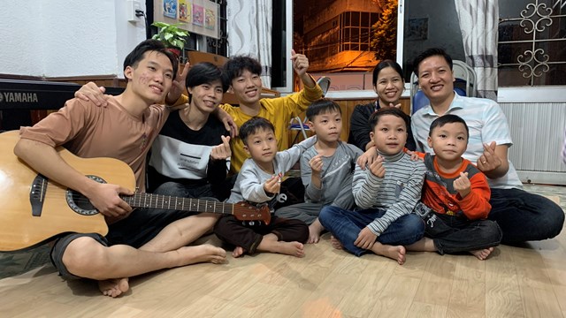 Chuyện đôi vợ chồng trẻ và 7 người con nuôi