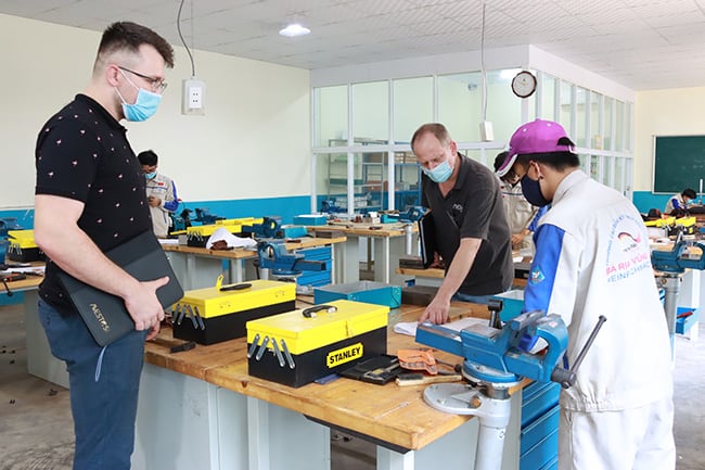Chuyên gia Đức kiểm tra năng lực SV nghề Hàn, Cắt gọt kim loại cấp độ quốc tế