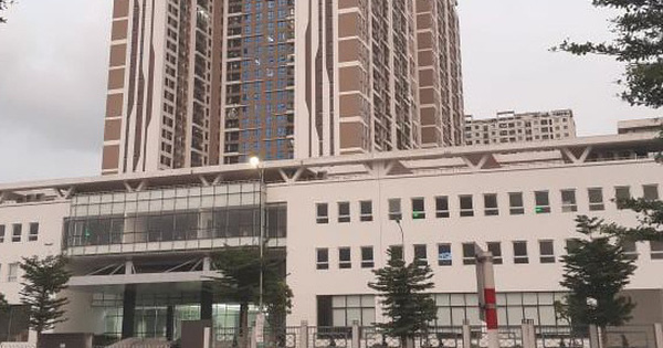 Chuyện lạ ở Hà Nội: Chung cư cao cấp dán biển “thang máy dành cho các căn hộ nợ phí dịch vụ”