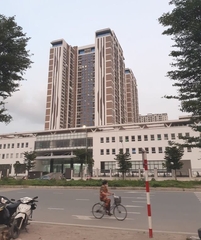 Chuyện lạ ở Hà Nội: Chung cư cao cấp dán biển “thang máy dành cho các căn hộ nợ phí dịch vụ” - Ảnh 1. Chuyện lạ ở Hà Nội: Chung cư cao cấp dán biển “thang máy dành cho các căn hộ nợ phí dịch vụ” - Ảnh 1.