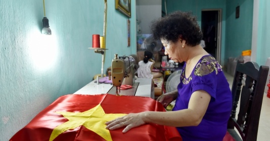Chuyện về một gia đình hơn 40 năm may cờ Tổ quốc
