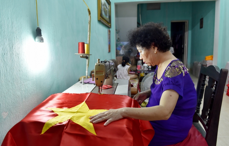 Những lá cờ được bà Mai cẩn thận may