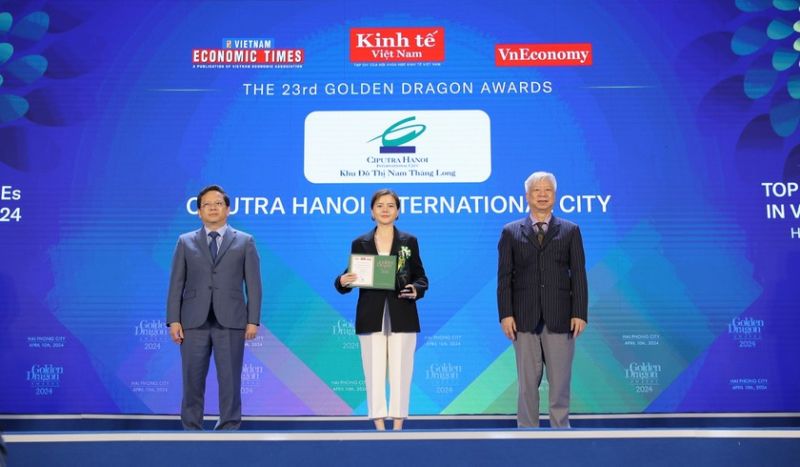 Bà Nguyễn Minh Hằng - Trưởng phòng Truyền thông - Đại diện Khu đô thị quốc tế Ciputra Hanoi nhận Cúp và Giấy chứng nhận từ Ban Tổ chức