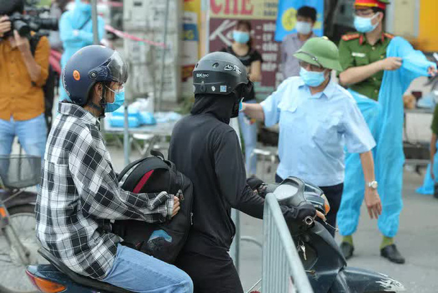 CLIP: Người diện F1 mặc áo mưa dưới trời nắng “ùn ùn” tới khám sàng lọc Covid-19 - Ảnh 17.