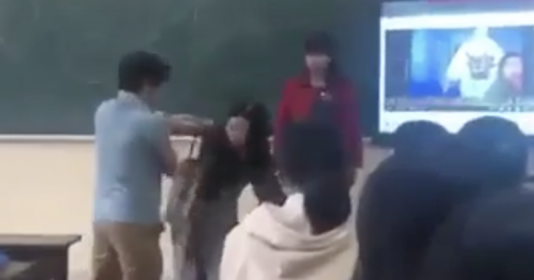 Cô giáo bị nam đồng nghiệp khoá tay, đẩy ra khỏi phòng học