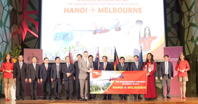 Thủ tướng Chính phủ Phạm Minh Chính, Thủ hiến bang Victoria bà Jacinta Allan cùng lãnh đạo cấp cao hai nước chúc mừng và chào đón đường bay mới của Vietjet - Ảnh: VGP/Nhật Bắc