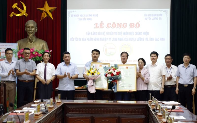Giám đốc Sở Khoa học và Công nghệ Nguyễn Thị Dung đã trao Quyết định công nhận của Cục Sở hữu trí tuệ đối với Nhãn hiệu chứng nhận Cà rốt Lương Tài và Mỳ gạo Tử Nê cho UBND huyện Lương Tài.
