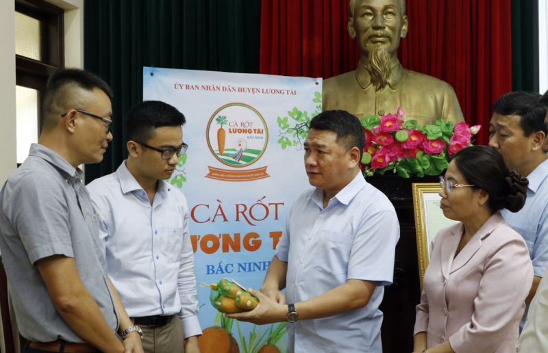 Bí thư huyện ủy Lương Tài Đặng Đình Hữu (giữa) trao đổi với các đại biểu về cà rốt Lương Tài.
