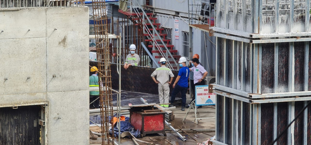 Công trình thi công trong thời gian giãn cách xã hội tại Hà Nội khiến người dân bức xúc - Ảnh 1. Công trình thi công trong thời gian giãn cách xã hội tại Hà Nội khiến người dân bức xúc - Ảnh 1.