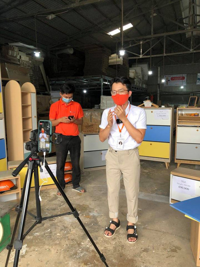 Công ty nội thất chuyển sang bán thực phẩm chỉ trong 72h: CEO livestream chốt 500 đơn với 5 tấn thực phẩm/ngày, doanh thu bằng 1/2 so với nội thất trước dịch - Ảnh 1. Công ty nội thất chuyển sang bán thực phẩm chỉ trong 72h: CEO livestream chốt 500 đơn với 5 tấn thực phẩm/ngày, doanh thu bằng 1/2 so với nội thất trước dịch - Ảnh 1.