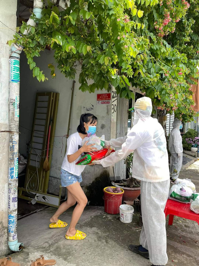 Công ty nội thất chuyển sang bán thực phẩm chỉ trong 72h: CEO livestream chốt 500 đơn với 5 tấn thực phẩm/ngày, doanh thu bằng 1/2 so với nội thất trước dịch - Ảnh 4. Công ty nội thất chuyển sang bán thực phẩm chỉ trong 72h: CEO livestream chốt 500 đơn với 5 tấn thực phẩm/ngày, doanh thu bằng 1/2 so với nội thất trước dịch - Ảnh 4.