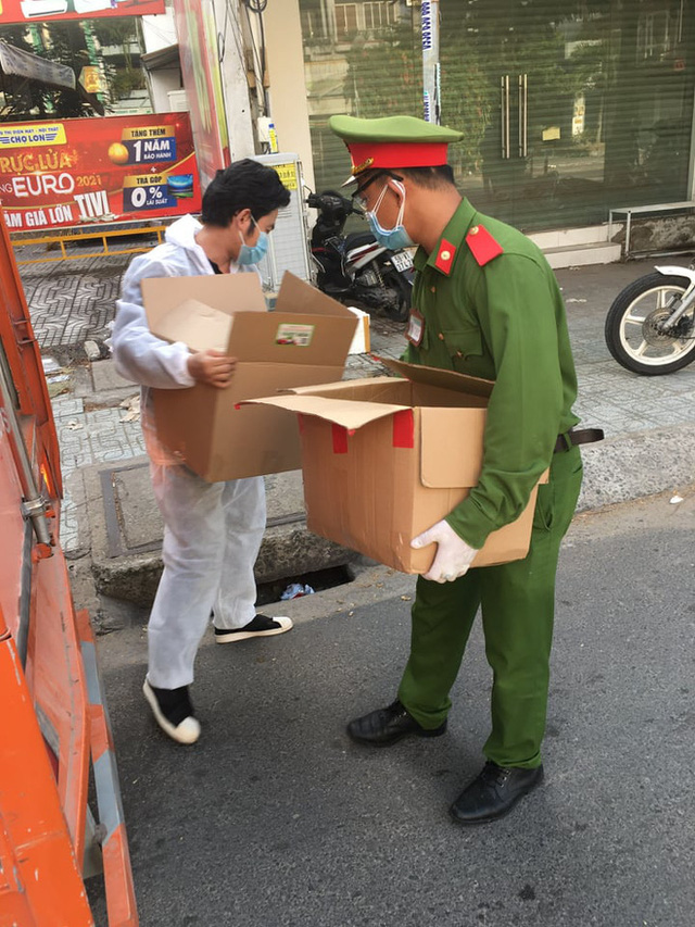 Công ty nội thất chuyển sang bán thực phẩm chỉ trong 72h: CEO livestream chốt 500 đơn với 5 tấn thực phẩm/ngày, doanh thu bằng 1/2 so với nội thất trước dịch - Ảnh 7. Công ty nội thất chuyển sang bán thực phẩm chỉ trong 72h: CEO livestream chốt 500 đơn với 5 tấn thực phẩm/ngày, doanh thu bằng 1/2 so với nội thất trước dịch - Ảnh 7.