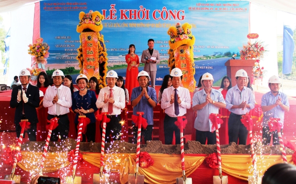 Các đại biểu tham dự lễ khởi công Dự án Công trình đường bộ ven biển Hòn Đất đi Kiên Lương (Ảnh: kiengiang.gov.vn) Các đại biểu tham dự lễ khởi công Dự án Công trình đường bộ ven biển Hòn Đất đi Kiên Lương (Ảnh: kiengiang.gov.vn)