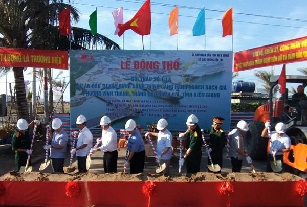 Các đại biểu tham dự lễ khởi công Dự án Xây dựng cảng hành khách Rạch Giá (Ảnh: Báo Giao thông)