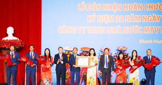 Công ty Yến sào Khánh Hòa đón nhận Huân chương Lao động hạng Nhất 